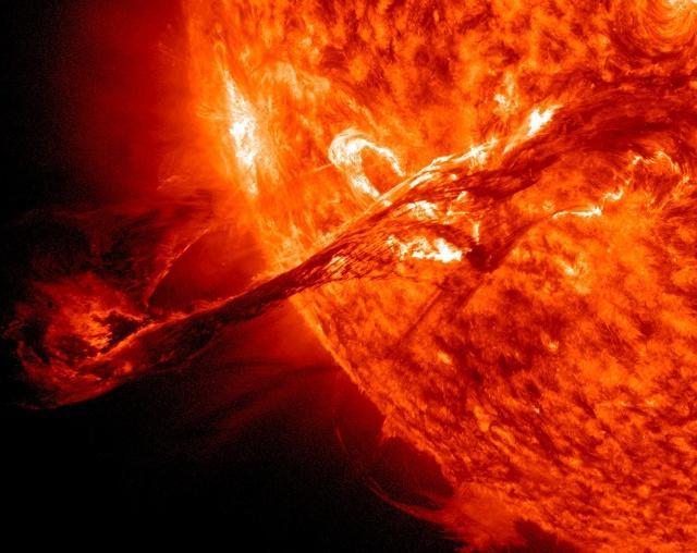 太阳的巨大日珥爆发—nasa