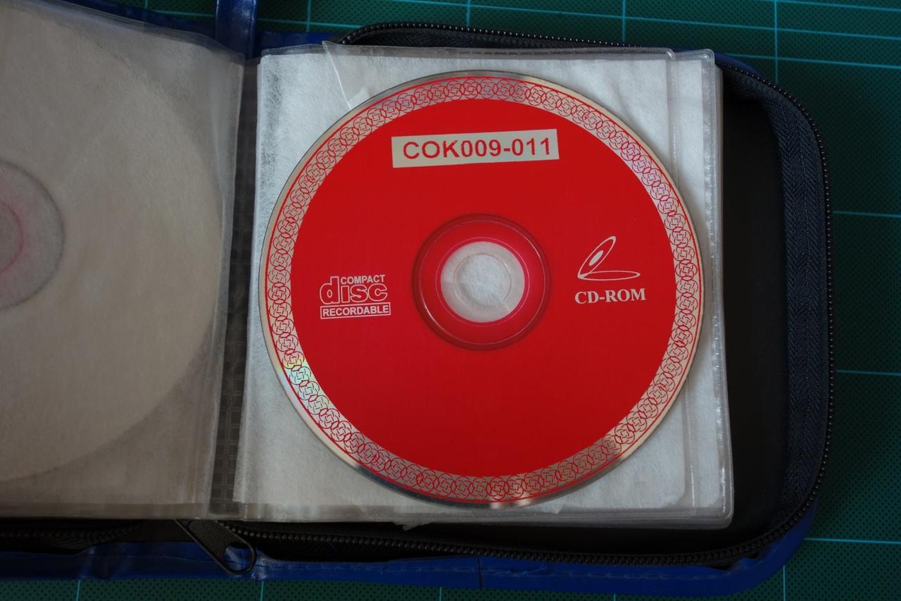 另一张早期的盗版游戏碟，上面什么标注都没有，但是这种碟子里往往游戏非常多