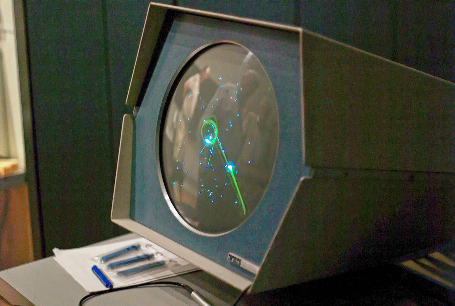 通过射线管显示器实时显示游戏画面的《太空战争》