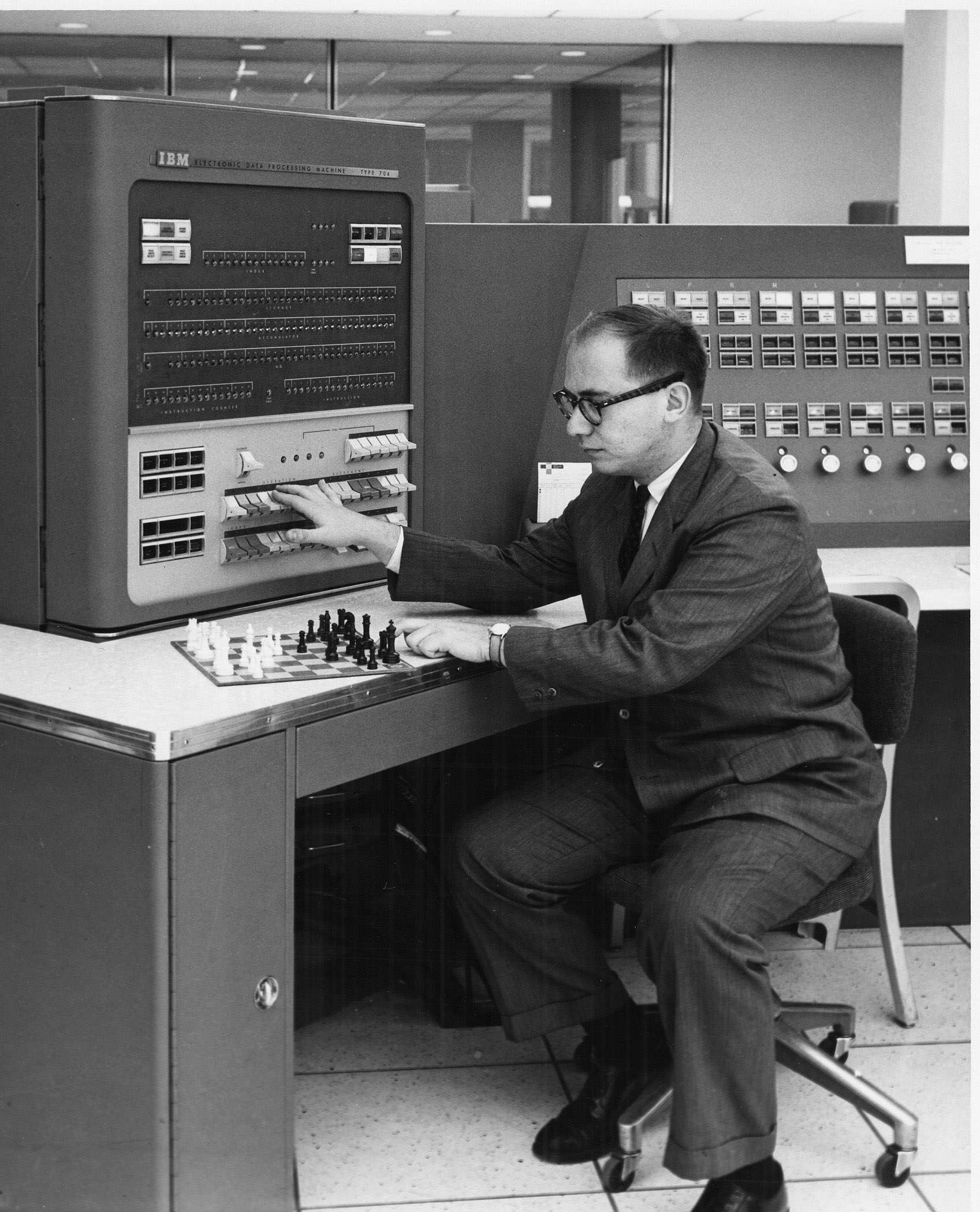 伯恩斯坦在一台IBM 704计算机前测试他的象棋游戏