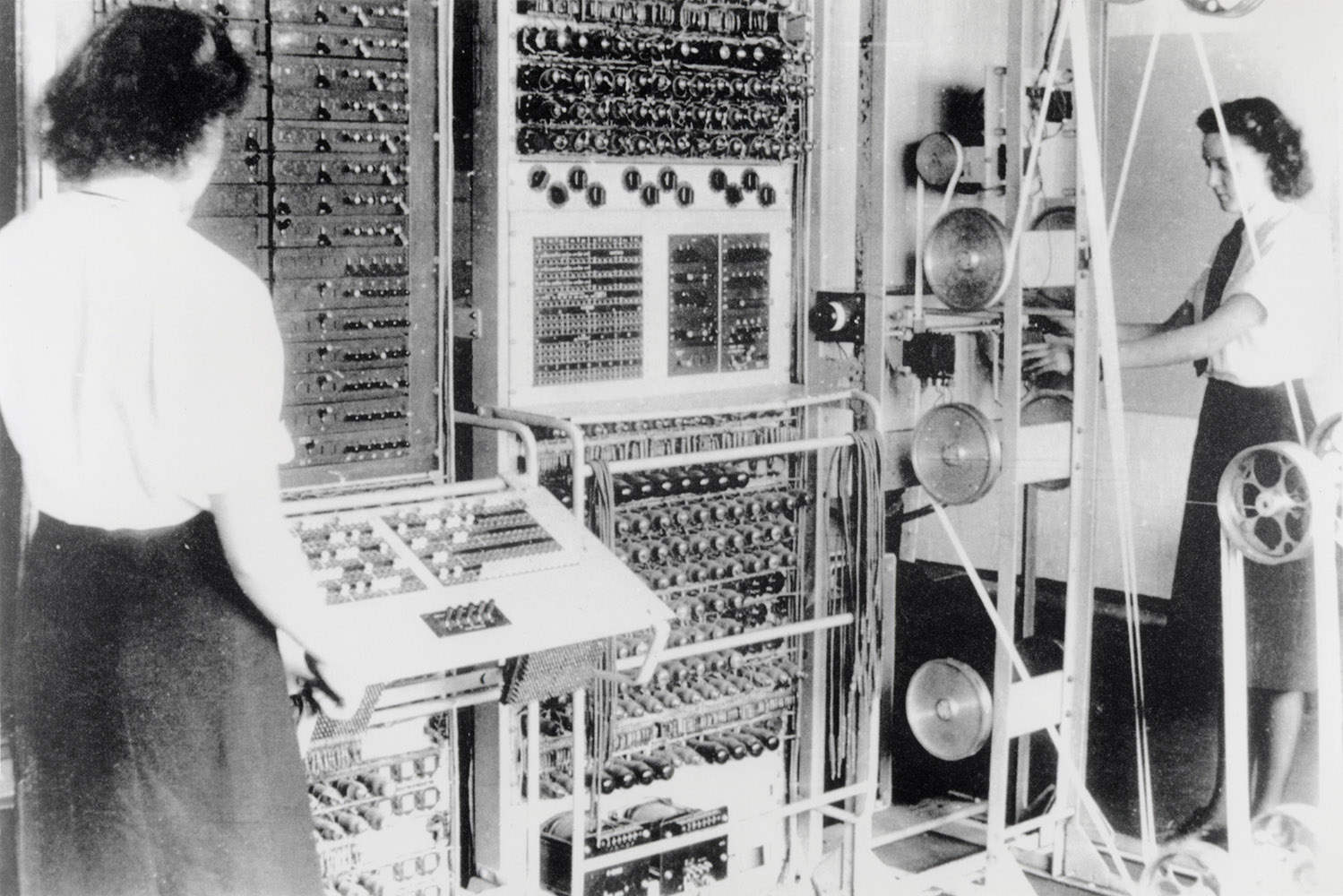 两位女性技术人员正在操作“巨人2型”计算机